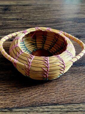 Vtg. Native American Hand Woven Coiled Pine Needle Basket